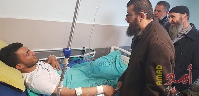 بالصور - الجهاد تتفقد جرحى "المغير" و"كفر نعمة" في مجمع فلسطين الطبي برام الله