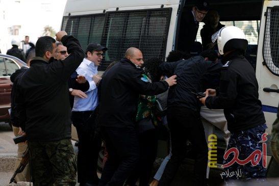 بالصور - فلسطينيون يرشقون وفدا من "الكونغرس" بالبيض والأحذية في رام الله