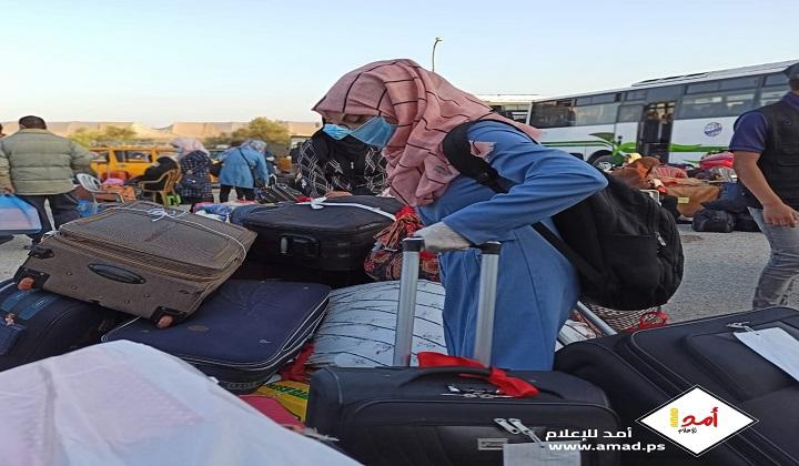 "أمد" يرصد حركة المسافرين عبر معبر رفح في اليوم الأول من فتحه - فيديو وصور