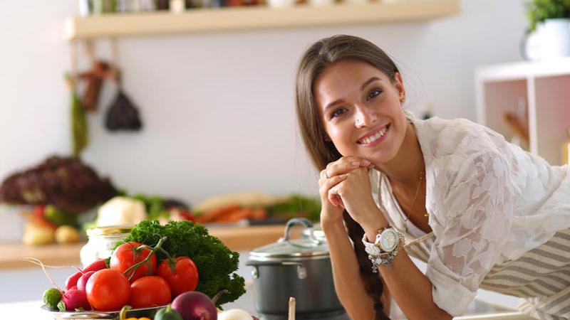 هذا ما يحدث لجسمك عند تناول الملصقات الغذائية عن طريق الخطأ