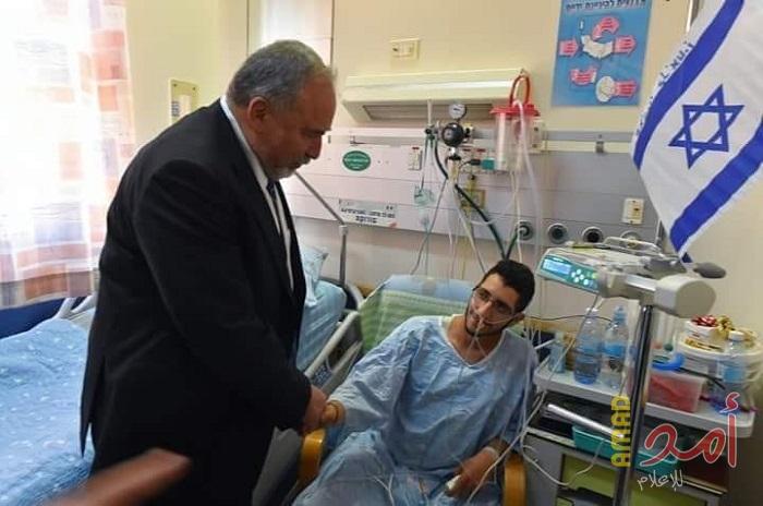 خلال زيارته لضابط إسرائيلي أصيب قرب السياج الفاصل.. ليبرمان: سنصل لمطلق النار وسنغلق الحساب معه