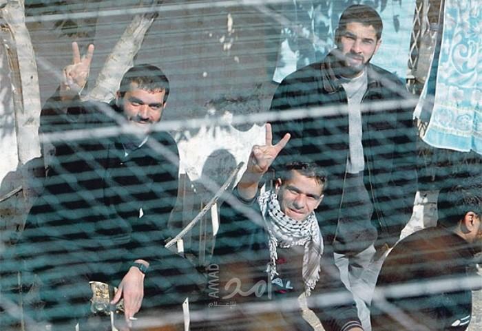 (4) أسرى يدخلون أعوامًا جديدة في سجون الاحتلال