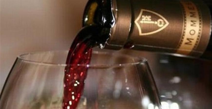 الشرطة الروسية تلبي طلب مسلح بالحصول على زجاجة خمر