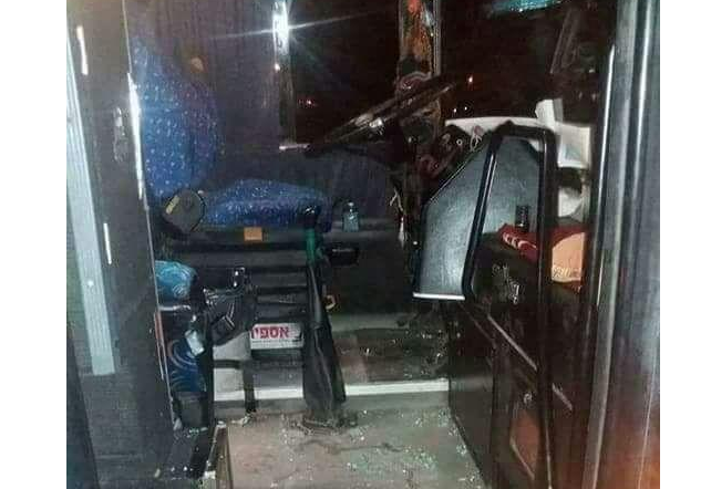 بالصور..مستوطنون يرشقون حافلة تقل مواطنين قرب سلفيت