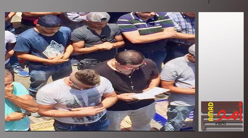 نموذج لوحدة شعب يوم غابت وحدة "فصائل"..مسيحي يصلي الجمعة بجانب المسلمين