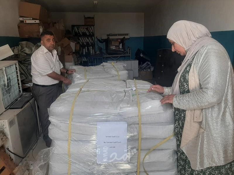 تنمية يطا توزع طحين خاص للمستفيدين الذين يعانون من حساسية القمح "مرض السلياك"