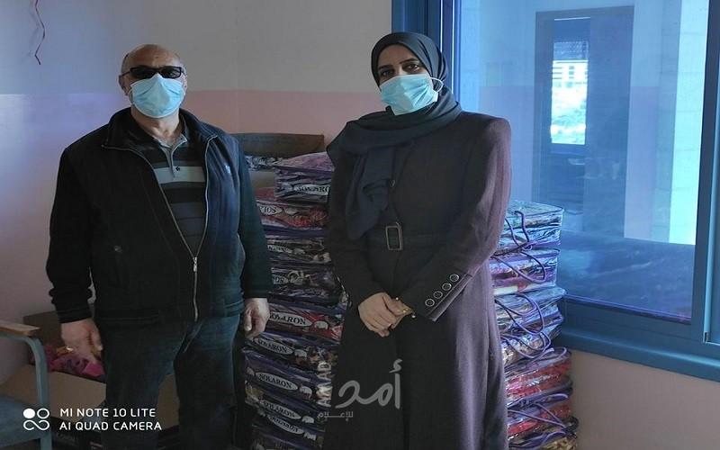 تنمية رام الله ووافا الدولية للتنمية توزعان أغطية شتوية على المراكز الايوائية بالمحافظة