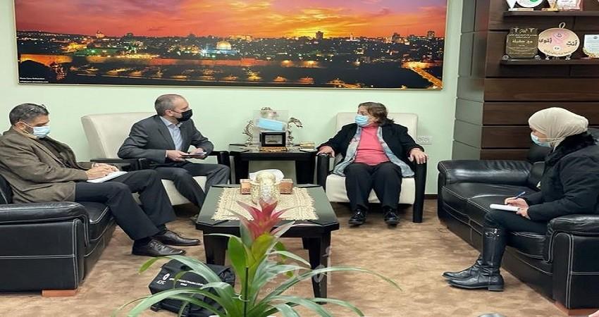 الكيلة تبحث مع ممثل سويسرا والصليب الأحمر توفير اللقاحات والوضع الصحي للأسرى
