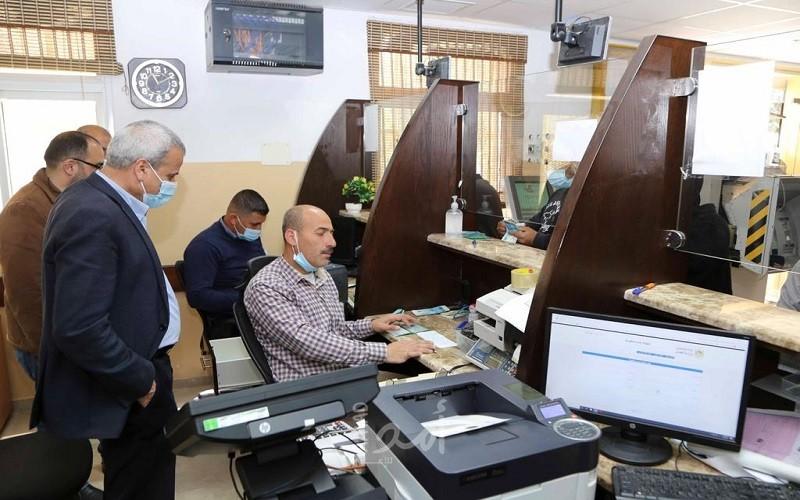 قلقيلية: المحافظ يتفقد عملية صرف رواتب الأسرى في دائرة البريد