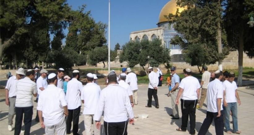 مستوطنون وعناصر مخابرات يقتحمون المسجدة الاقصى