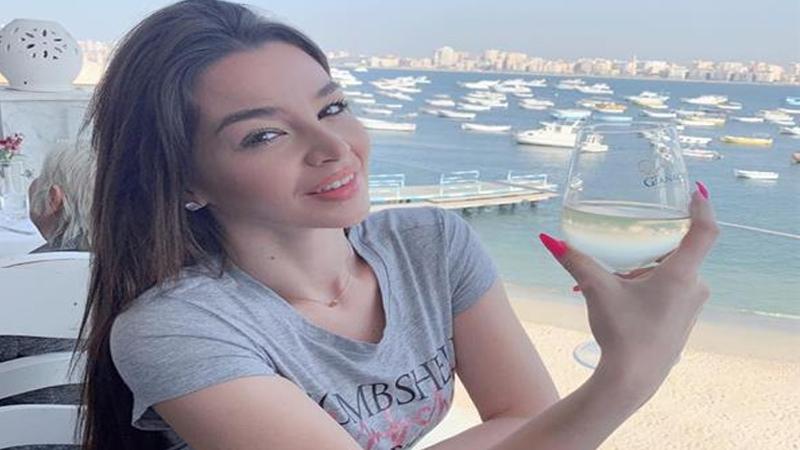 جوهرة تخطف الأنظار داخل حمام السباحة.. شاهد