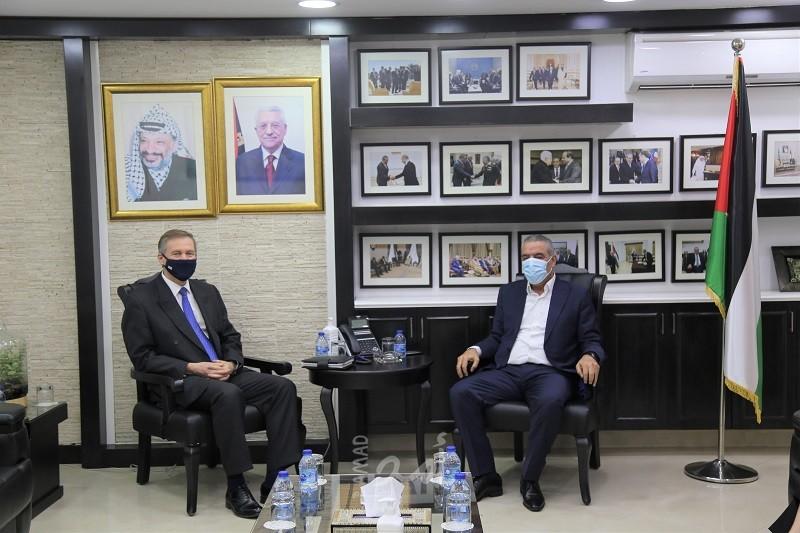 الشيخ يبحث مع القنصل البريطاني العام آخر المستجدات السياسية