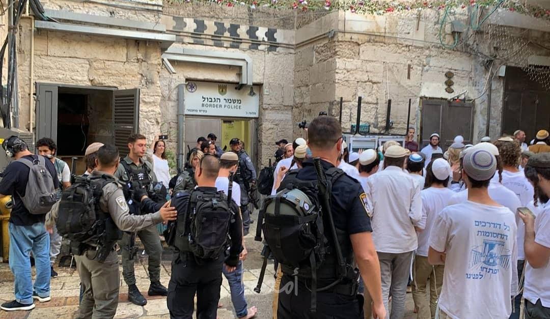 بالفيديو والصور.. شرطة الاحتلال تنسحب من "الأقصى" بعد اقتحامها واعتداءها على المرابطين واعتقال عدد من حراس المسجد