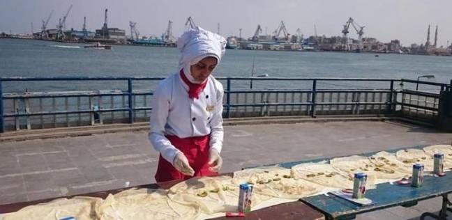 بورسعيد تتحدى العالم بساندوتش طوله ألف متر