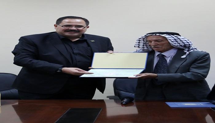 بعد تقديمه الامتحان للمرة الثانية...المُسن أبو عجمية يتسلم شهادة "الإنجاز"