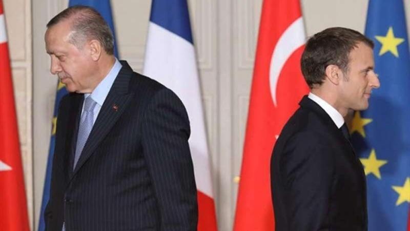 بسبب ماكرون .. موقف محرج لــ أردوغان أثناء التقاط صورة برلين (شاهد)