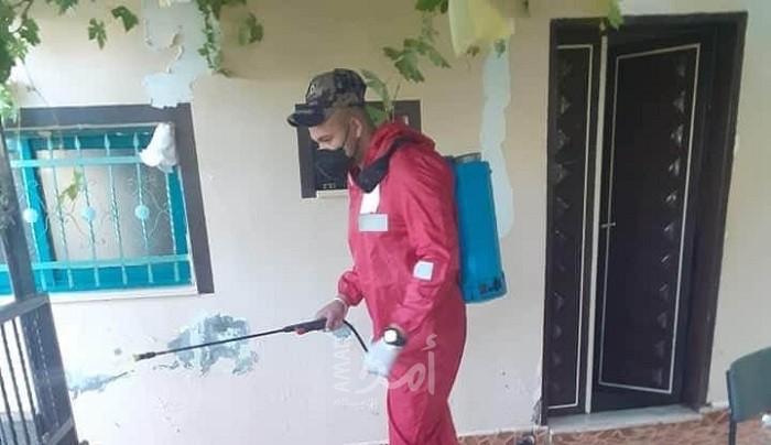 الدفاع المدني يعقم (8) مواقع سجلت مصابين بكورونا في نابلس