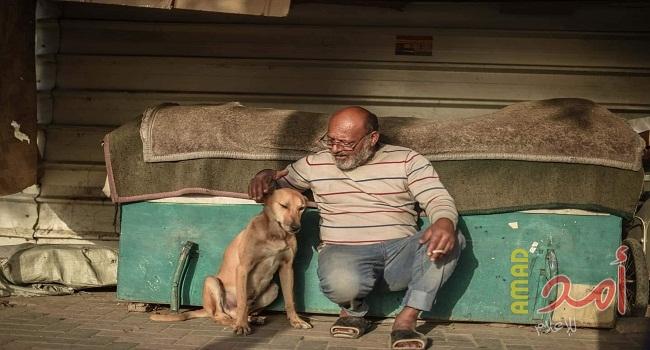 خاص- بالصور.. مثقف من غزة بين "الحاويات "!