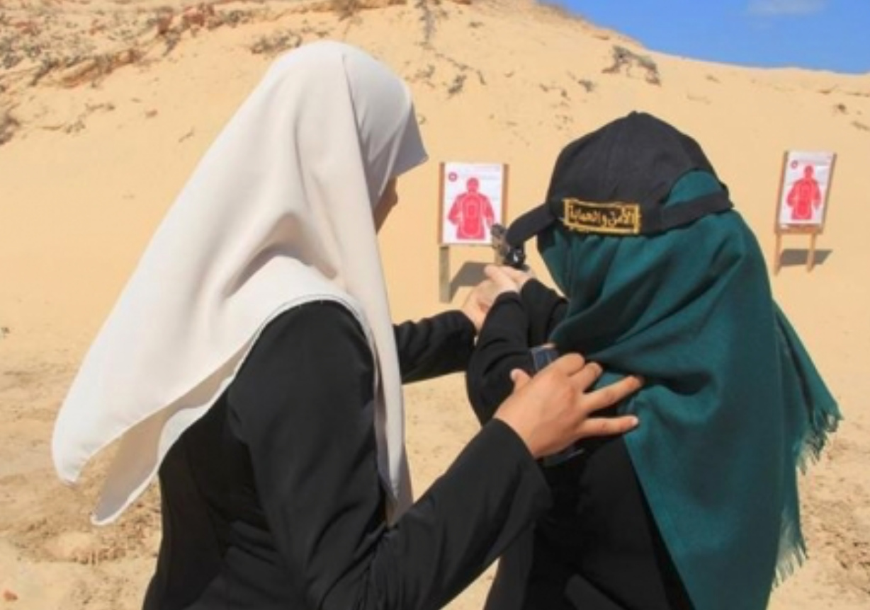 صور.. "زوجات وبنات" شخصيات حماس الهامة يتدربن على السلاح