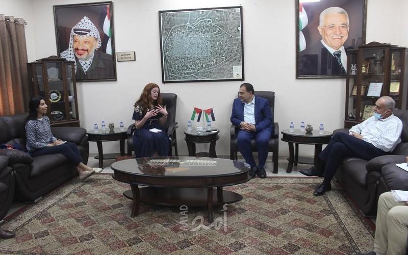 وفد من القنصلية البريطانية يزور بلدية قلقيلية