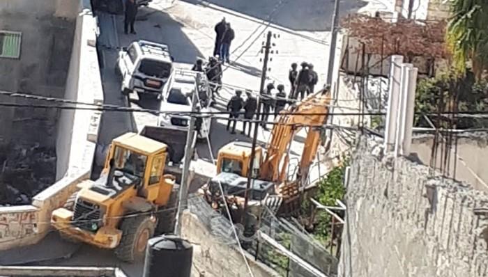 الخليل: سلطات الاحتلال تخطر بهدم 18 منزلا في مسافر يطا