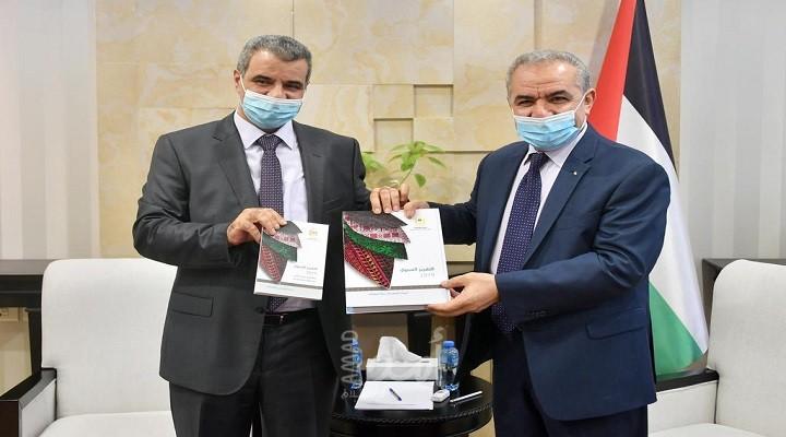 اشتية يتسلم التقرير السنوي لديوان الرقابة المالية والإدارية
