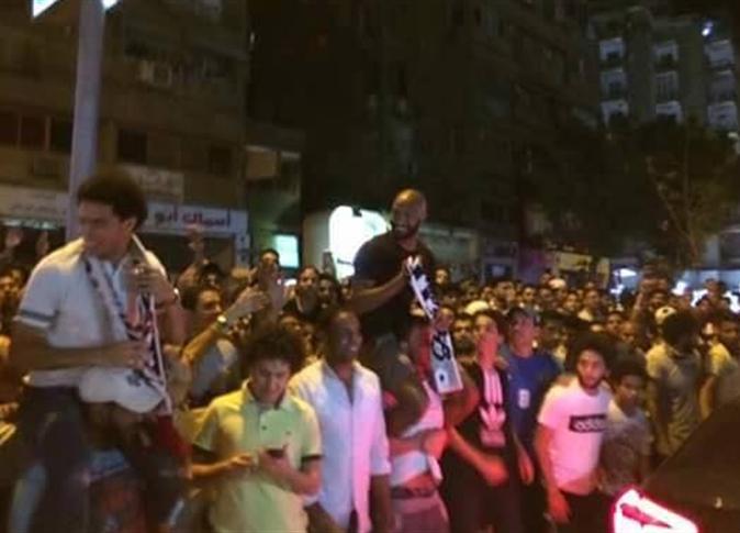 بالفيديو.. جمهور الزمالك يودع عمر جابر قبل رحيله لبازل أسفل منزله بحضور شيكابالا