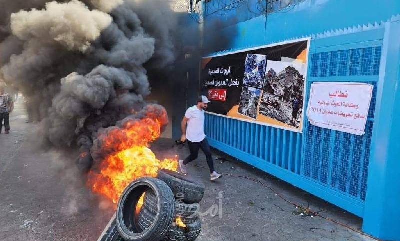 "متضررو عدوان 2014" يرشقون البيض أمام الأونروا - فيديو