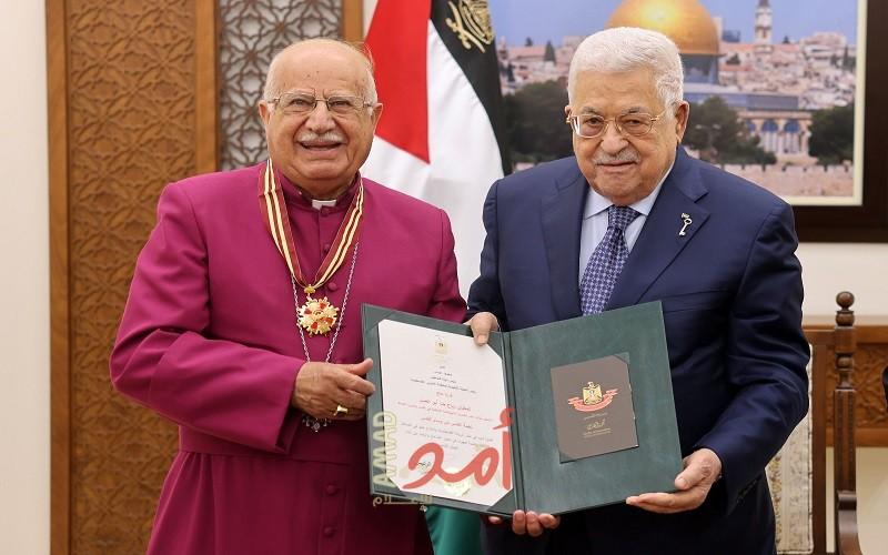 الرئيس عباس يقلد المطران رياح حنا أبو العسل نجمة القدس من وسام القدس