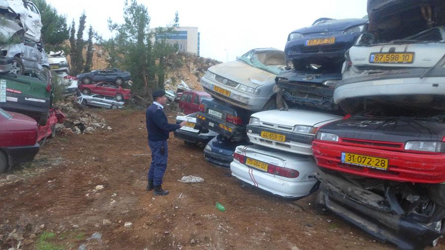 الشرطة تتلف 40 مركبة غير قانونية في الرام