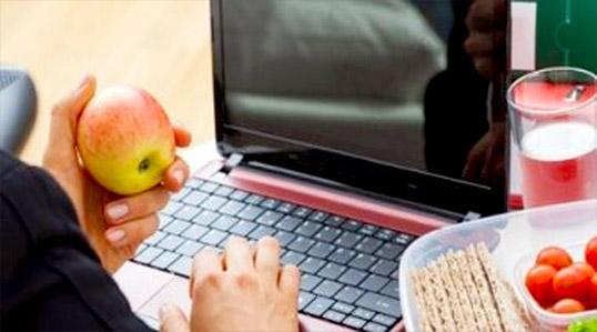 7 حيل لإنقاص وزنك خلال العمل