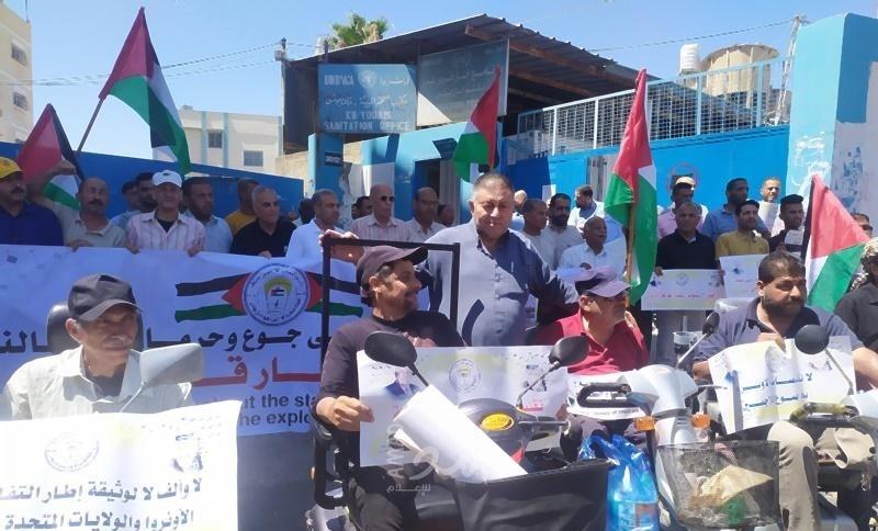 خانيونس: وقفة احتجاجية رفضاً لتصريحات مفوض عام "الأونروا" حول تحويل خدماتها لجهات أممية ودولية