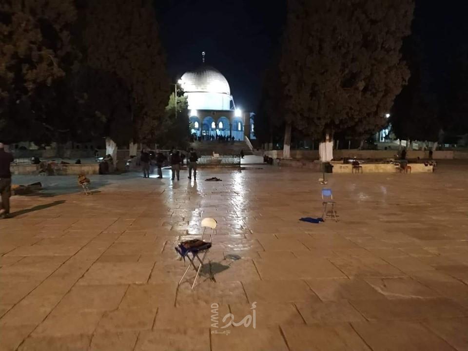 جيش الاحتلال يطرد المعتكفين من المسجد الأقصى بالقوة