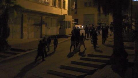 مستوطنون يحتشدون على مدخل مستوطنة "حلميش" شمال غرب رام الله