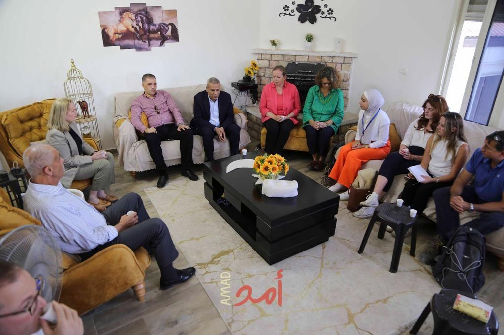 قلقيلية: المحافظ يلتقي وفداً دبلوماسياً ويطلعه على واقع المحافظة