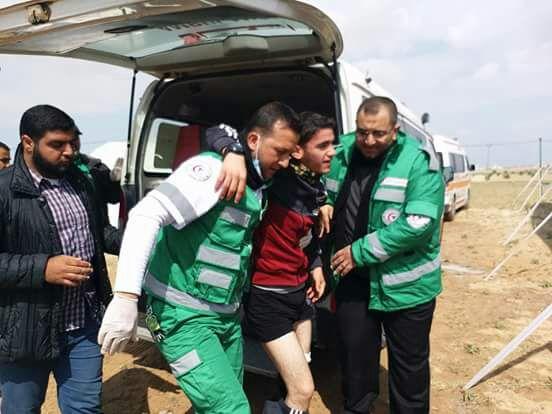 الهلال الاحمر: 54 إصابة بالرصاص الحي منذ بدء انطلاق "مسيرة الأرض والعودة" في غزة