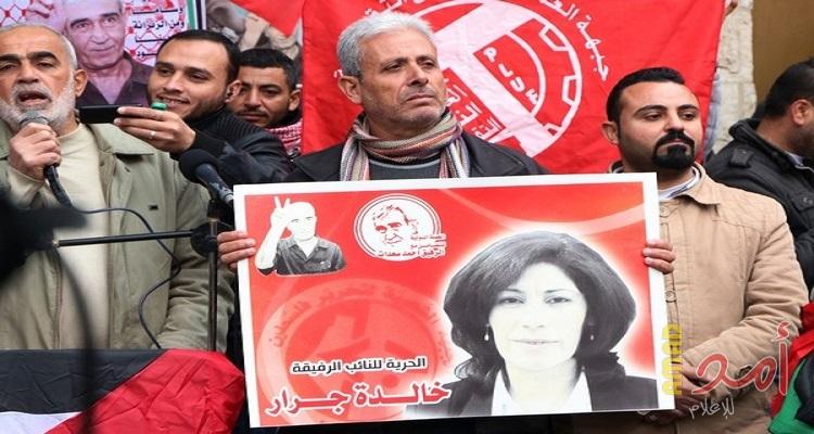 بالصور....غزة: الجبهة الشعبية تنظم وقفة إسنادية  للأسيرات جرار والجعابيص