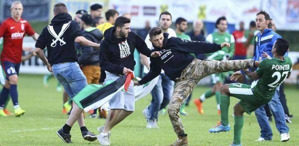 بالفيديو والصور| مشجعون يرفعون علم فلسطين ويضربون لاعبي مكابي تل أبيب الإسرائيلي