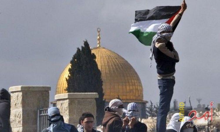 قوات الاحتلال تبعد مقدسيا عن باب العامود