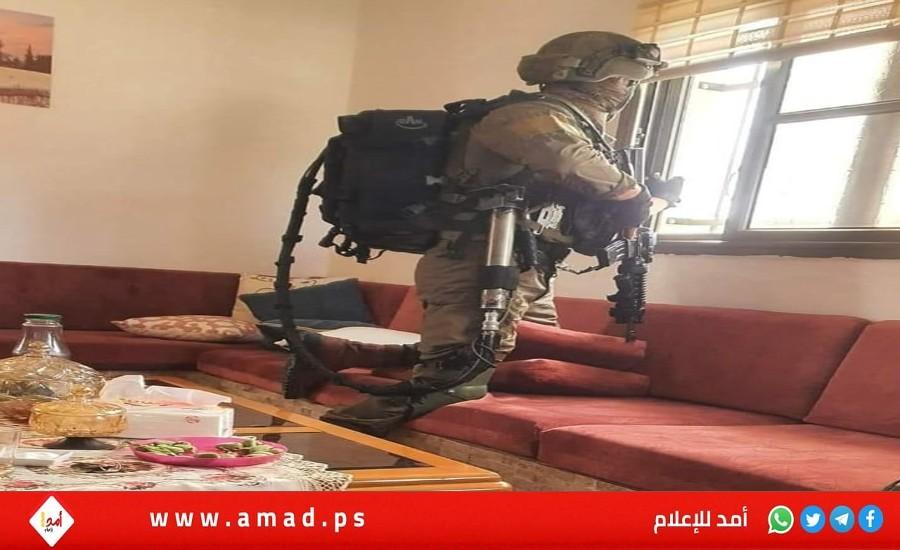 قوات الاحتلال يعتقل شابا من كفر عقب شمال القدس