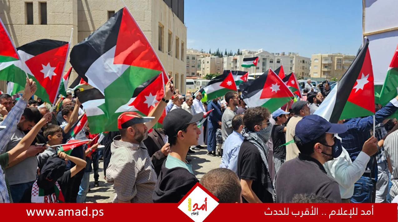 مئات الأردنيين ينظمون وقفة تضامنية في عمان دعما للشعب الفلسطيني