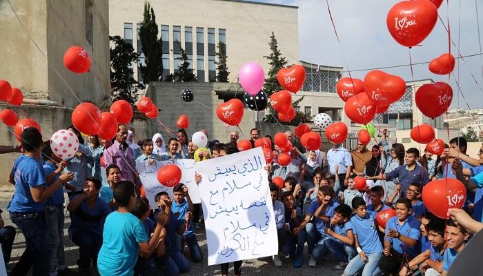 بالصور...طلبة فلسطين يحيون فعاليات اليوم العالمي للسلام