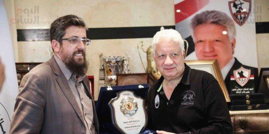مرتضى منصور يهدى درع الزمالك لرئيس بجاية الجزائرى