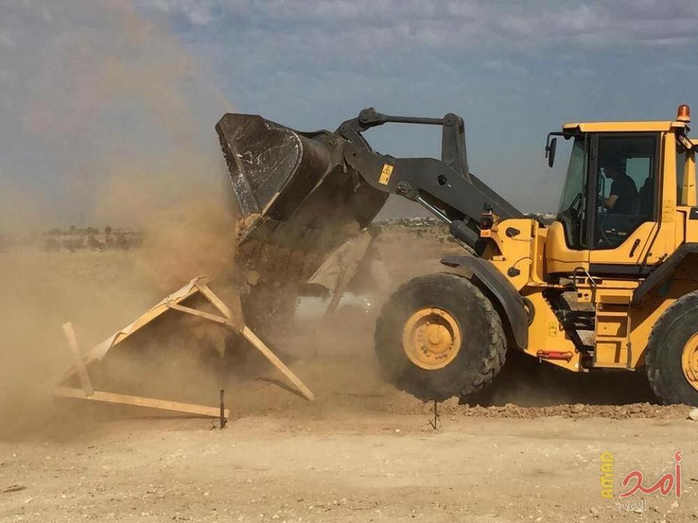 قوات الاحتلال تجرف 12 قبرا في مخيم العروب شمال الخليل