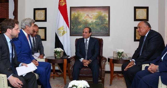 الرئيس السيسي يبحث مع جون كيري التطورات في المنطقة وعملية السلام