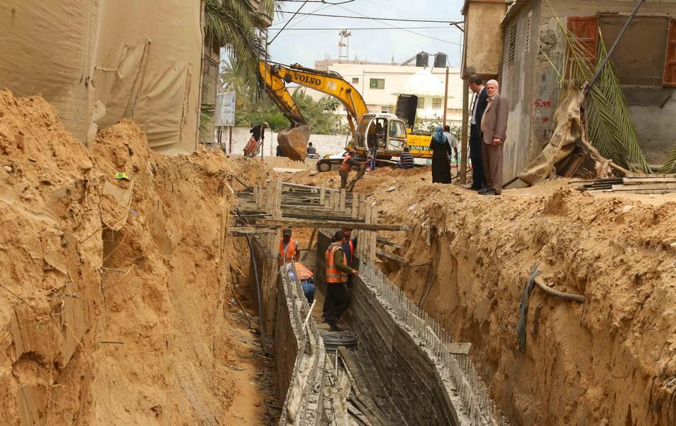 بلدية خان يونس تنشأ خط أمطار في شارع رقم "12015"