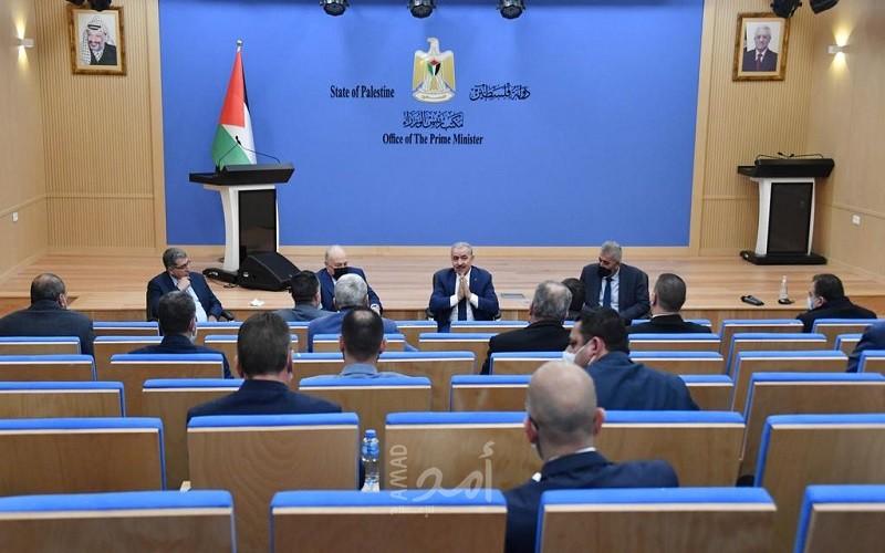 اشتية يبحث مع اتحاد الهيئات المحلية آلية معالجة الديون والمستحقات