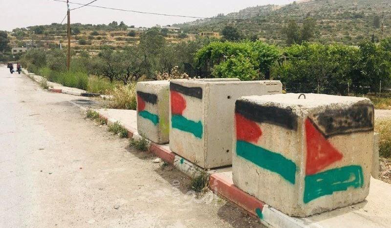 شبان يرسمون "علم فلسطين" على حاجز لجيش الاحتلال جنوب نابلس- صور
