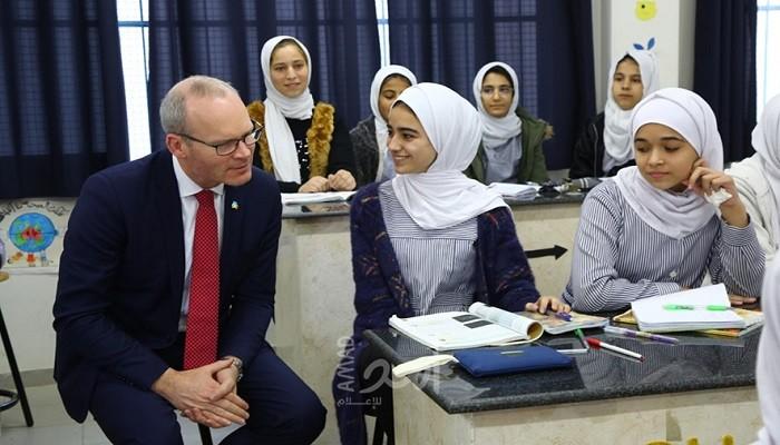 وزير الخارجية الإيرلندي يزور قطاع غزة ويلتقي طلبة الأونروا