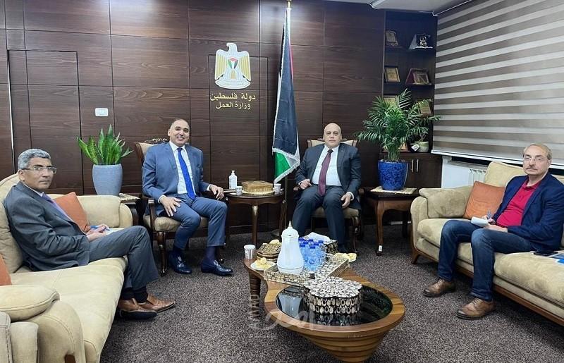 أبو جيش والسفير المغربي يبحثان سبل التعاون المشترك في مجال العمل 